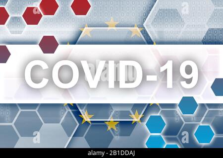 Flagge der Europäischen union und futuristische digitale abstrakte Komposition mit weißer Covid-19-Aufschrift. Konzept des Coronavirus Outbreak Stockfoto