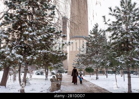 Frau und Kind gehen durch das Gelände des Khast Imam-Komplexes in Taschkent, Usbekistan Stockfoto