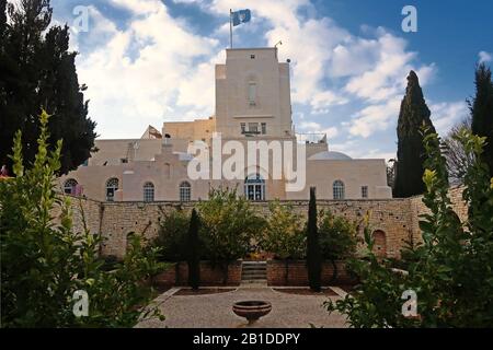 Außenansicht des Hauptquartiers der Organisation für die Überwachung des Waffenstillstands der Vereinten Nationen (UNTSO) in Armon Hanatziv in Jerusalem. Israel. Die Kommandostruktur der UNTSO besteht darin, die friedenserhaltenden Organisationen der UNDOF und der UNIFIL (United Nations Interim Force in Lebanon) zu unterhalten, denen die UNTSO weiterhin militärische Beobachter zur Verfügung stellt. Stockfoto