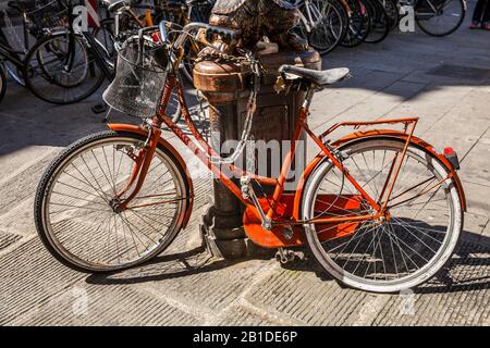 Ein Fahrrad parkt auf der Straße, Florenz, Italien. Stockfoto