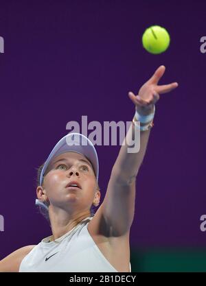 Doha, Katar. Februar 2020. Amanda Anisimova aus den Vereinigten Staaten dient während des zweiten Vorrundenspiels im Dameneinzel gegen Elina Svitolina aus der Ukraine bei den WTA Katar Open 2020 in Doha, Katar, 24. Februar 2020. Kredit: Nikku/Xinhua/Alamy Live News Stockfoto