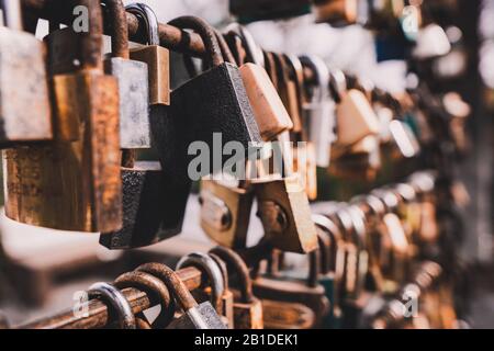 Liebesschloss, viele der an der Brücke hängenden Hauptschlüssel, um dauerhafte Liebe zu zeigen, Einige Stücke wurden lange aufgehängt, um zu rosten. Stockfoto