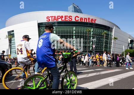 Los Angeles, USA. Februar 2020. Fans kommen zu einer öffentlichen Gedenkfeier für Kobe Bryant und seine Tochter Gianna im Staples Center in Los Angeles, den Vereinigten Staaten, 24. Februar 2020. Credit: Qian Weizhong/Xinhua/Alamy Live News Stockfoto