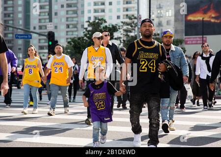 Los Angeles, USA. Februar 2020. Fans kommen zu einer öffentlichen Gedenkfeier für Kobe Bryant und seine Tochter Gianna im Staples Center in Los Angeles, den Vereinigten Staaten, 24. Februar 2020. Credit: Qian Weizhong/Xinhua/Alamy Live News Stockfoto