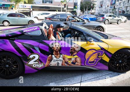 Los Angeles, USA. Februar 2020. Fans kommen zu einer öffentlichen Gedenkfeier für Kobe Bryant und seine Tochter Gianna im Staples Center in Los Angeles, den Vereinigten Staaten, 24. Februar 2020. Credit: Qian Weizhong/Xinhua/Alamy Live News Stockfoto