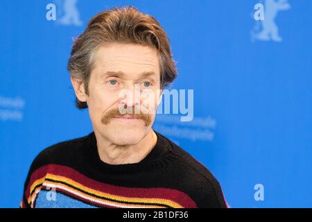 Grand Hyatt Hotel, Potsdamer Platz, Berlin, Deutschland. Februar 2020. Willem Dafoe posiert auf DER PHOTOCALL IN SIBIRIEN. Bild nach Gutschrift: Julie Edwards/Alamy Live News Stockfoto