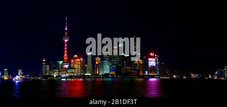 Blick auf das Pudong-Gebäude in Shanghai, China, mit Blick auf das Wasser, während der Nacht Stockfoto