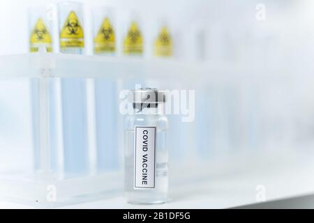 Fokussiertes Foto auf den Impfstoff, der auf dem Tisch liegt Stockfoto