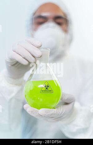 Fokussiertes Foto auf Kolben mit gefährlicher Flüssigkeit Stockfoto