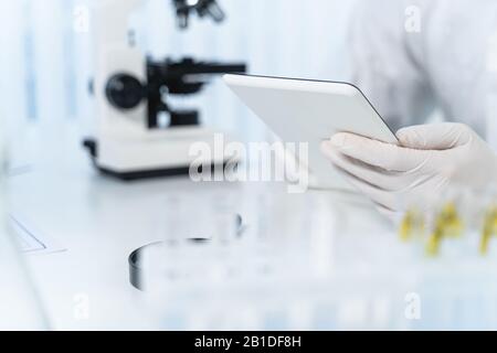 Nahaufnahme des jungen Arztes, der die Tablette verwendet Stockfoto
