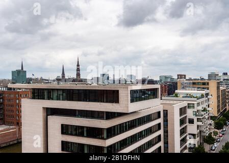 Hochwinkeliger Blick auf ein modernes Wohngebiet im Lagerviertel in Hamburg Stockfoto