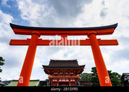 Großes orangefarbenes Torii-Tor am Eingang von Fushimi Inari, dem berühmtesten Schrein in Kyoto, Japan Stockfoto