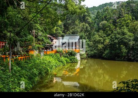 Der Shin-ike Teich und Kumatakasha am Fushimi Inari Schrein, Kyoto, Japan Stockfoto