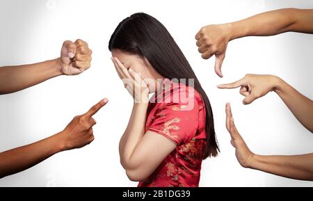 Asian Woman in chinesischer Tracht bedauerte ihr Gesicht, dass sie Rassismus und Hass umgeben war von Händen, die sie verspotten, und spottete in der Situation des Ausbruchs Stockfoto