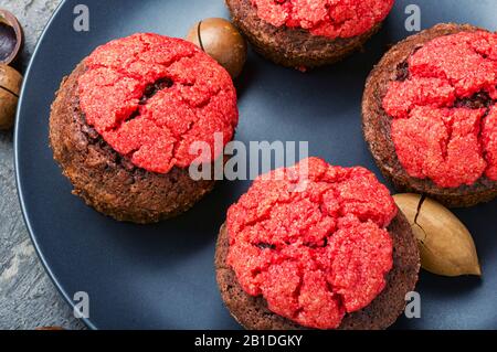 Hausgemachte köstliche Muffins mit Nüssen und Schokolade. Stockfoto