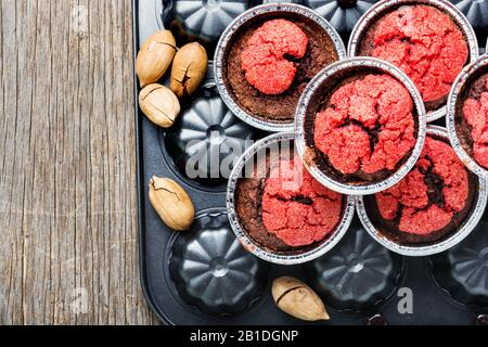 Hausgemachte köstliche Muffins mit Nüssen und Schokolade. Stockfoto