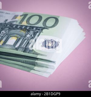 Euro cash auf einem Lila, Lila und Rosa Hintergrund. Euro Banknoten Geld. Euro Geld. Euro Rechnung. Für text Stockfoto