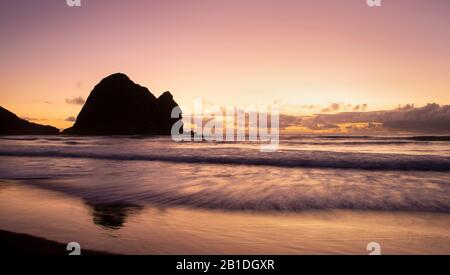 Piha Beach bei Sonnenuntergang, West Auckland, Neuseeland Stockfoto