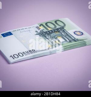 Euro cash auf einem Lila, Lila und Rosa Hintergrund. Euro Banknoten Geld. Euro Geld. Euro Rechnung. Für text Stockfoto