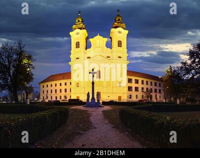 Nitra in der Nacht, Ladislav Kirche - Slowakei Stockfoto