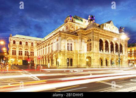 Wiener Staatsoper bei Nacht mit Verkehr Stockfoto