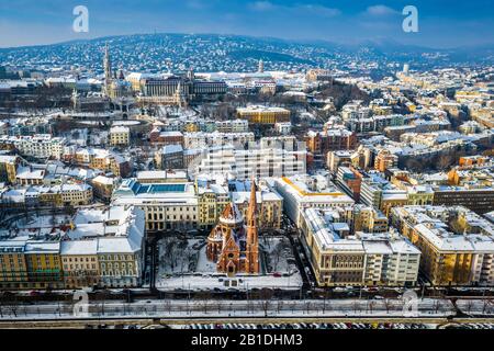 Budapest, Ungarn - Panoramaaussicht auf das verschneite Buda-Viertel mit kleiner reformierter Kirche, Matthias Kirche und Fischerbastion im sonnigen Winter Stockfoto