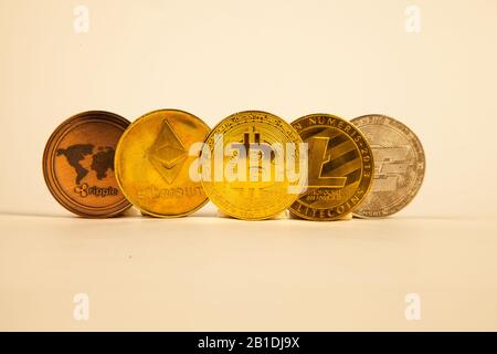 Bitcoin- und Altkryptowährungen Stockfoto