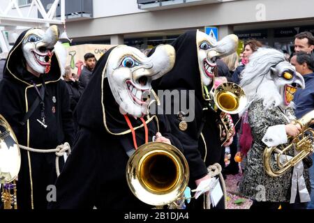 Musiker, die beim Karneval in Allschwil, Baseler landschaft, Schweiz, eine Maske tragen Stockfoto