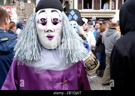 In der Baseler fasnacht (Karneval) verstecken die Teilnehmer ihre wahre Identität unter einer Maske. Stockfoto