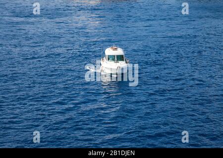 Kleine Yacht im tiefblauen Meer Stockfoto