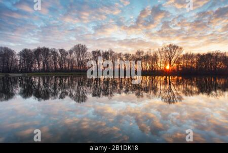 Wasser Reflexion bei Sonnenaufgang in See Stockfoto