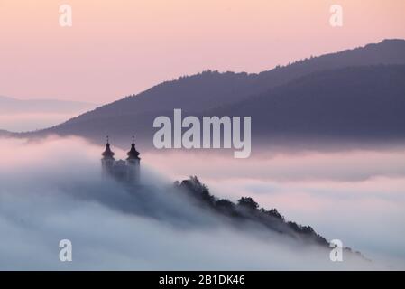 Über Wolken in Banska Stiavnica, Slowakei Kalvarienberg Stockfoto