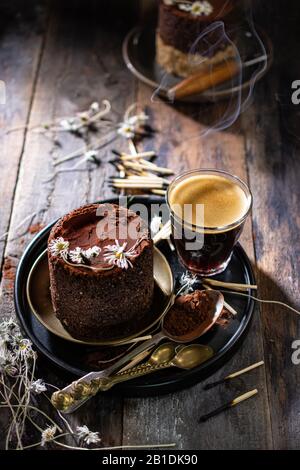 Süßer Schokoladenkuchen mit Kaffee.Dessert mit Sahne und Nüssen.Gesundes Essen und Trinken Stockfoto