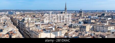 Bordeaux in Frankreich, Blick auf die Basilika Saint-Michel und die große Cloche im Zentrum Stockfoto