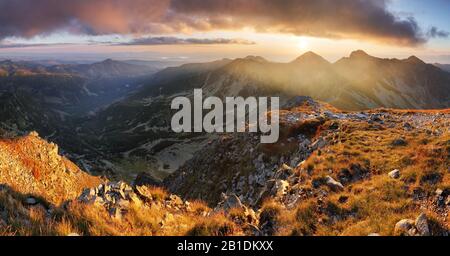 Schönen bunten Sonnenuntergang über Berglandschaft Panorama, Rohace - Slowakei Tatra Stockfoto