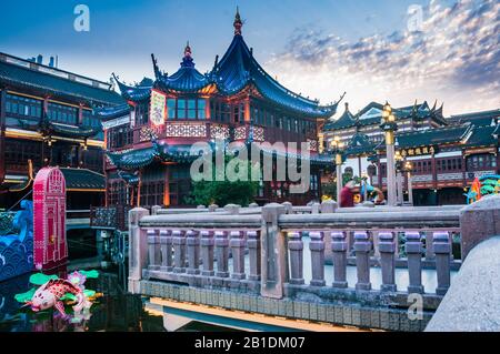 Eine weitgehend menschenleere Zickzackbrücke aufgrund des Coronavirus im Shanghaier Yuyuan-Garten mit dem beliebten Teehaus Huxinting (mittlerer Seepavillon). Stockfoto