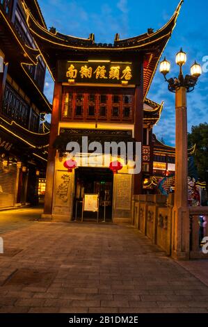 Normalerweise würde eine Linie die Tür herausschnüren oder Nanxiang Mantou Dian, ein Restaurant, das bei Touristen für Suppenklöße in Shanghai Yuyuan, aber Clos beliebt ist Stockfoto