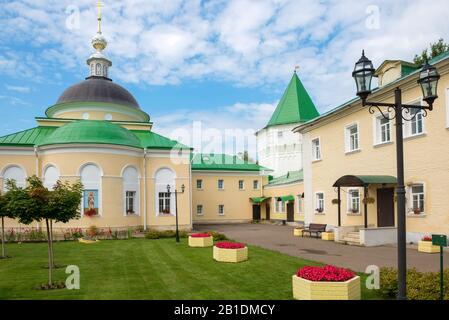 Auf dem Gebiet des Klosters Nikolo-Peshnoschsky im Dorf Lugowoi, Bezirk Dmitrovsky, Region Moskau. Das Kloster wurde 1361 gegründet. Stockfoto