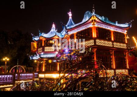 Ein Drachenschmuck aus Neujahr vor Yuyuans Huxinting Teehaus. Diese Gegend von Shanghai wäre normalerweise voller Touristen. Stockfoto