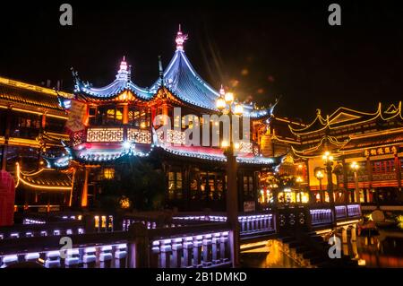 Das Huxinting Teehaus im Shanghaier Yuyuan. Das Gebiet ist wegen des Coronavirus menschenleer. Stockfoto