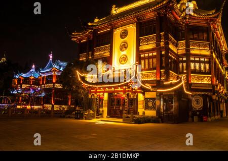 Berühmtes Restaurant Lu Bo lang mit dahinterliegendem Teehaus Huxinting. Das bei Touristen in Shanghai normalerweise sehr beliebte Restaurant ist wegen Th geschlossen Stockfoto