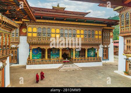 CA. Januar 2017: Zwei buddhistische Mönch im Punakha Dzong, Bhutan Stockfoto