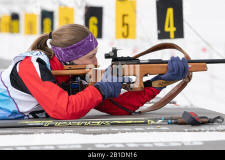 Die russische Sportbiathletin Vakhrusheva Valentina Gewehrschießen in Bauchlage. Biathlet im Schießstand. Offene Biathlon-Juniorenwettkämpfe Stockfoto