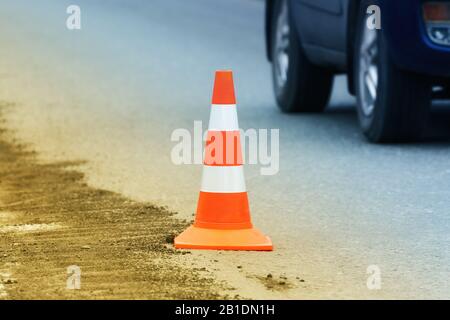 Warnung Verkehrswegsegel, der bei Straßenarbeiten, Straßenreparaturen, Asphaltpflasterarbeiten auf der Autobahn auf Straßenasphalt-Stadtstraße steht Stockfoto