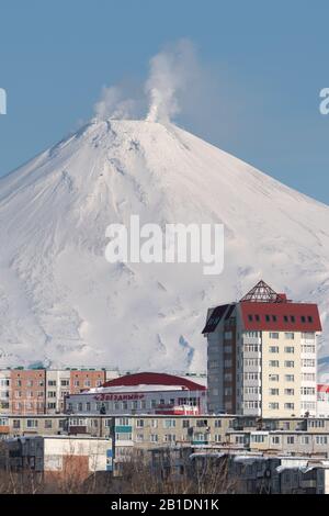 Winterstadtscape von Petropavlovsk-Kamtschatsky City, Fumaroles Aktivität des aktiven Avacha-Vulkans an sonnigen Tagen mit klarem blauen Himmel. Halbinsel Kamtschatka Stockfoto