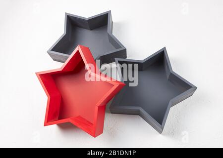 Mehrere mehrfarbige leere fünfzackige Sterne auf weißem Hintergrund. Stockfoto