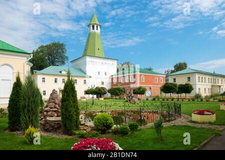 Auf dem Gebiet des Klosters Nikolo-Peshnoschsky im Dorf Lugowoi, Bezirk Dmitrovsky, Region Moskau. Das Kloster wurde 1361 gegründet. Stockfoto