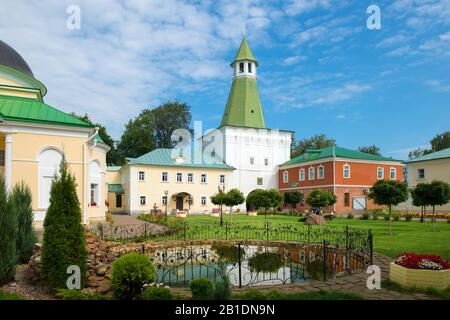 Auf dem Gebiet des Klosters Nikolo-Peshnoschsky im Dorf Lugowoi, Bezirk Dmitrovsky, Region Moskau. Das Kloster wurde 1361 gegründet. Stockfoto