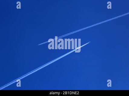 Kontraste durch Flugzeuge gegen blauen Himmel induziert. Stockfoto