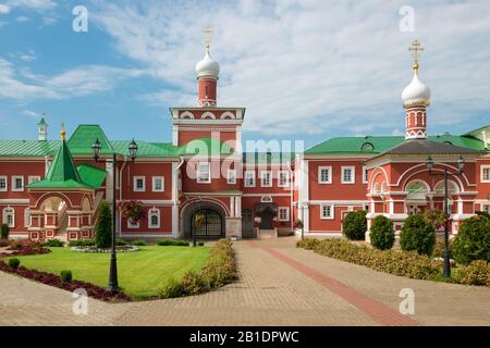 Auf dem Gebiet des Klosters Nikolo-Peshnoschsky im Dorf Lugowoi, Bezirk Dmitrovsky, Region Moskau. Das Kloster wurde 1361 gegründet. Stockfoto